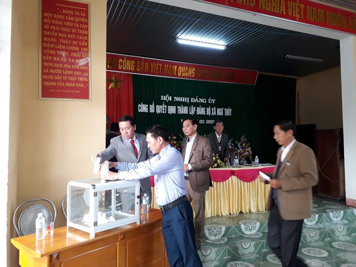 HĐND xã Ngư Thủy bỏ phiếu bầu các chức danh