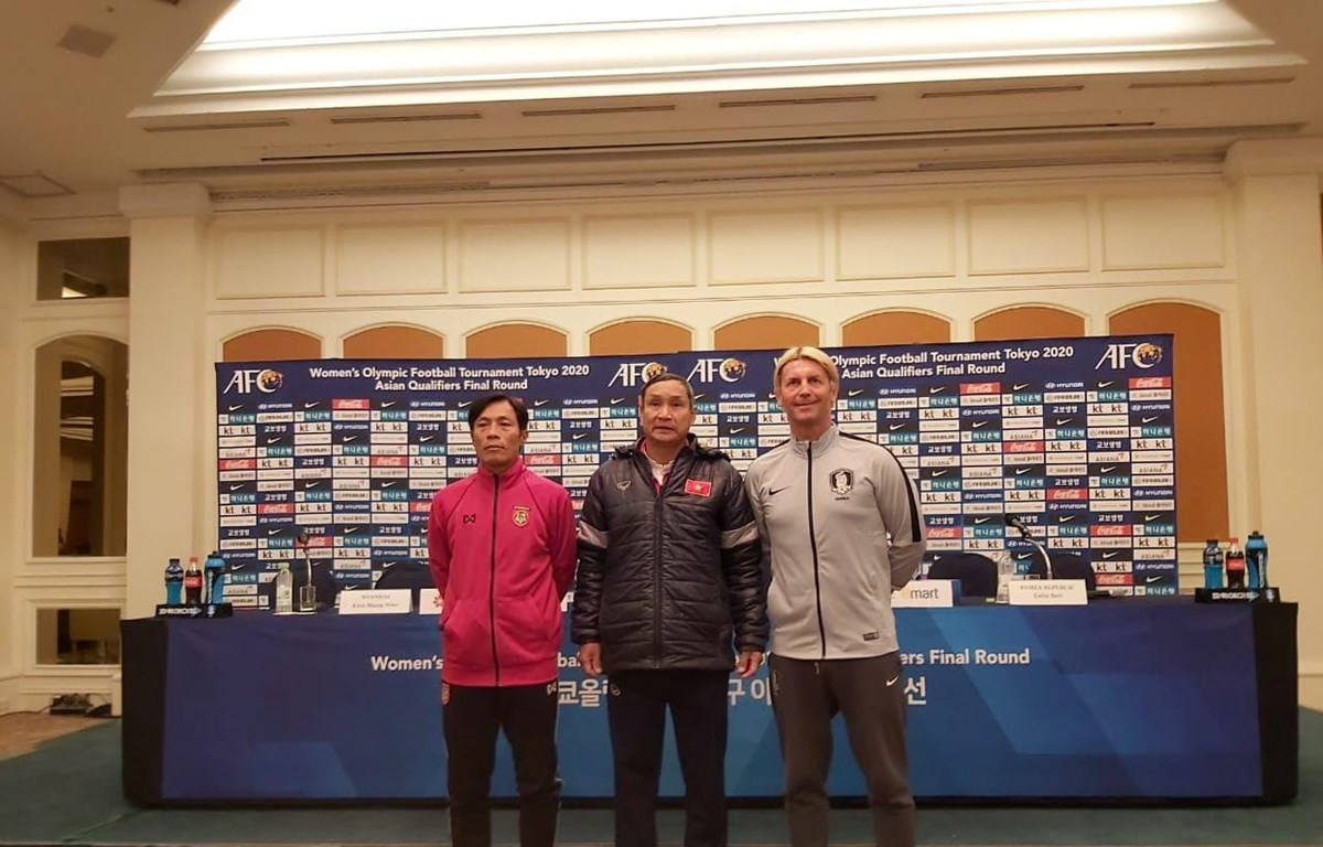 Huấn luyện viên Mai Đức Chung tham dự phần họp báo trước khi vòng loại cuối cùng Olympic Tokyo 2020 khởi tranh. (Ảnh: VFF)