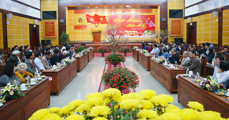 Toàn cảnh buổi gặp mặt văn, nghệ sỹ, trí thức tiêu biểu trên địa bàn tỉnh nhân dịp đầu xuân Canh Tý 2020.