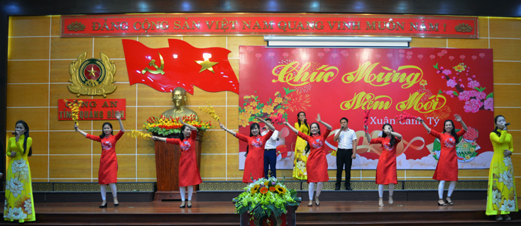  Một tiết mục văn nghệ chào mừng của Công an tỉnh tại buổi gặp mặt văn, nghệ sỹ, trí thức tiêu biểu trên địa bàn tỉnh nhân dịp đầu xuân Canh Tý 2020.