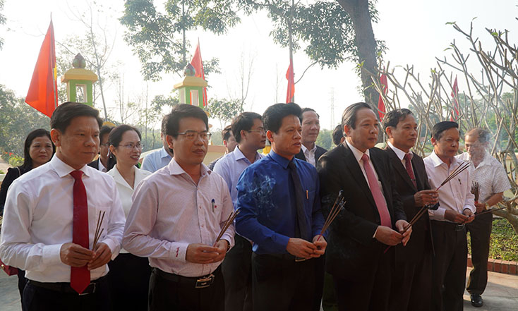 Đồng chí Bí thư Tỉnh ủy và đoàn công tác dâng hương tại Miếu thành hoàng Mỹ Thổ - Trung Lực
