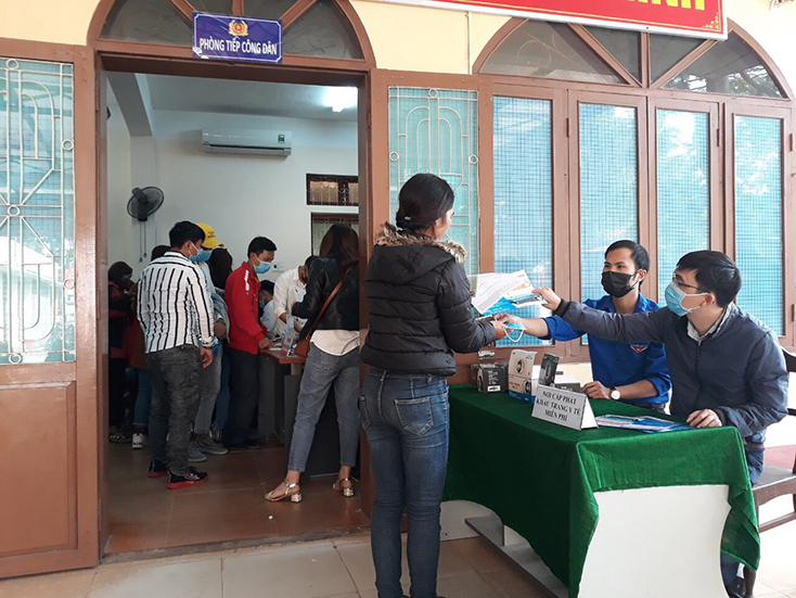 Tuổi trẻ ngành Y tế phát khẩu trang cho người dân