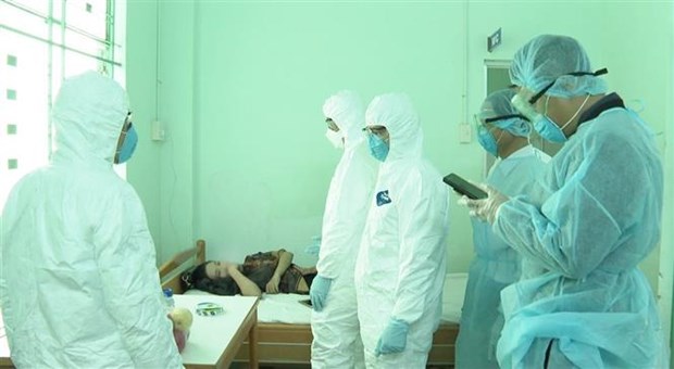  Cách ly, theo dõi sức khoẻ một bệnh nhân nghi ngờ nhiễm virus corona. (Ảnh: TTXVN phát)