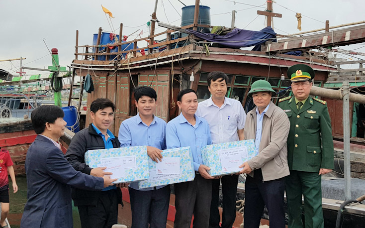 …và tặng quà động viên ngư dân trước chuyến ra khơi sản xuất đầu năm.