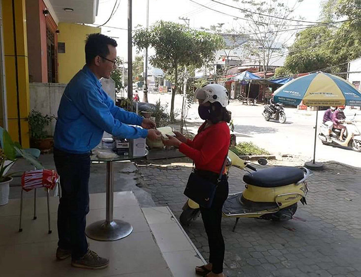 Đoàn phường Ba Đồn phát khẩu trang miễn phí cho người dân.