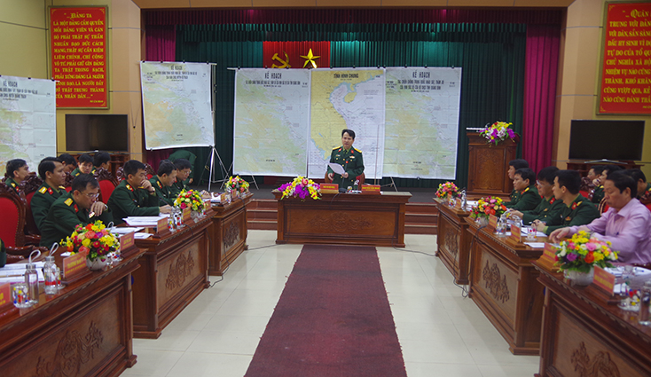 Đại tá Nguyễn Văn Man, Phó Tư lệnh Quân khu 4 phát biểu tại cuộc làm việc.