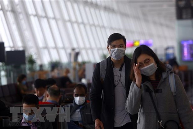 Trong thời điểm dịch viêm phổi cấp do virus corona ẩn chứa nguy cơ lây lan tại các địa điểm công cộng, hầu hết người đến cảng hàng không Nội Bài đều bịt khẩu trang kín mít để bảo vệ bản thân và cộng đồng. (Ảnh: Huy Hùng/TTXVN)