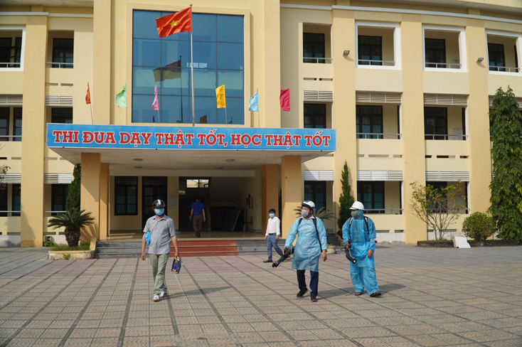 Trường THPT chuyên Võ Nguyên Giáp khẩn trương tiêu độc, khử trùng trường lớp phòng chống dịch corona.