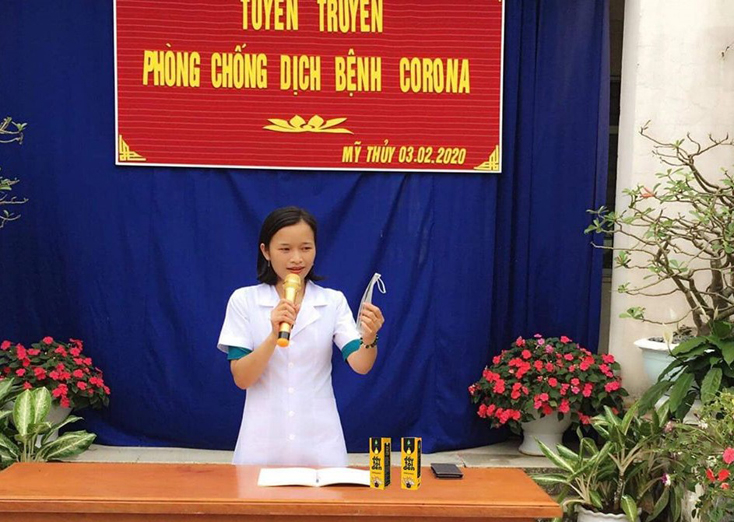 Giáo viên Trường tiểu học Mỹ Thủy tuyên truyền cách phòng chống dịch