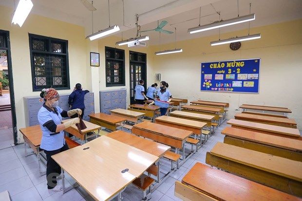  Khử trùng lớp học. (Ảnh: Minh Sơn/Vietnam+)