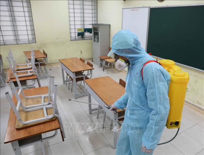Phun thuốc khử trùng lần 2 tại trường THCS Mai Động (Hà Nội) để phòng chống dịch bệnh viêm đường hô hấp cấp do chủng mới của virus Corona. Ảnh: Thanh Tùng/TTXVN