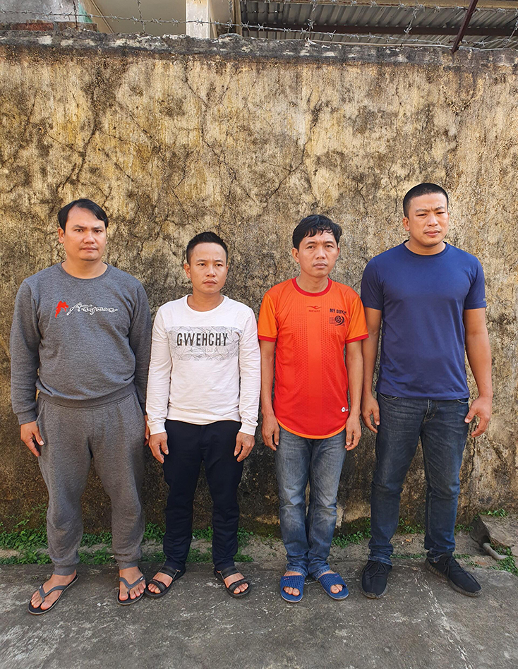 Các đối tượng bị bắt quả tang khi đang sát phạt nhau bằng hình thức  