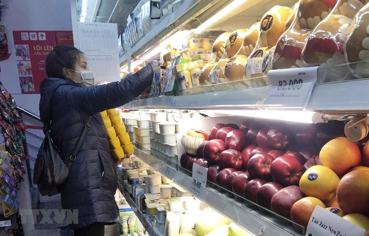 Khách lựa chọn hàng hóa tại siêu thị Vinmart. (Ảnh: Trần Việt/TTXVN)