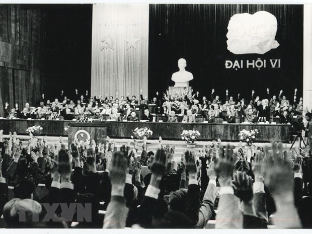 Đại hội VII của Đảng (tháng 6-1991) khẳng định tiếp tục đổi mới đồng bộ, triệt để trên các lĩnh vực với những bước đi, cách làm phù hợp và giữ vững định hướng xã hội chủ nghĩa. Các nghị quyết của Đảng từ Đại hội VIII đến nay tiếp tục khẳng định sự kiên định, kiên trì thực hiện đường lối đổi mới đất nước và hội nhập quốc tế. (Ảnh: TTXVN)
