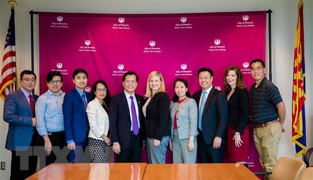 Đại sứ Hà Kim Ngọc gặp Thị trưởng thành phố Phoenix Kate Gallego. (Nguồn: TTXVN)