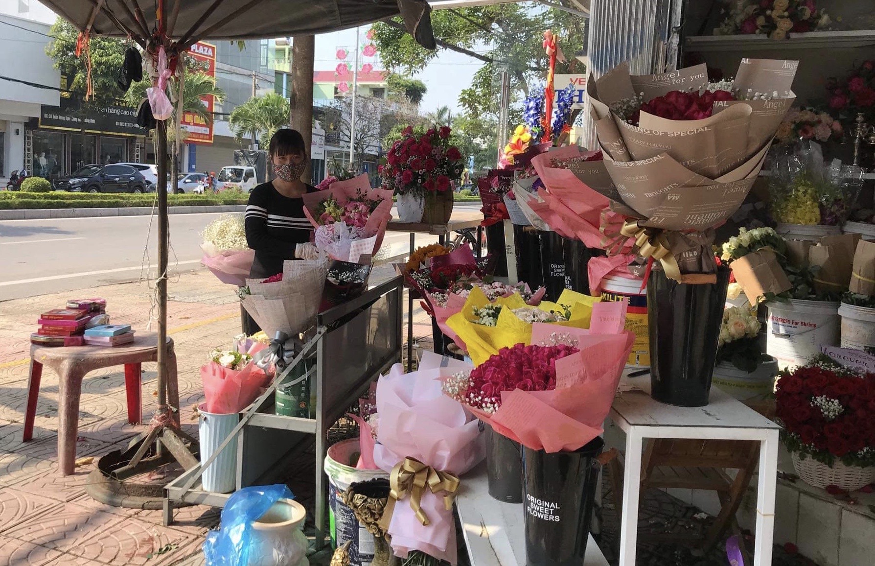 Các cửa hàng hoa bày bán nhiều mẫu mã đa dạng