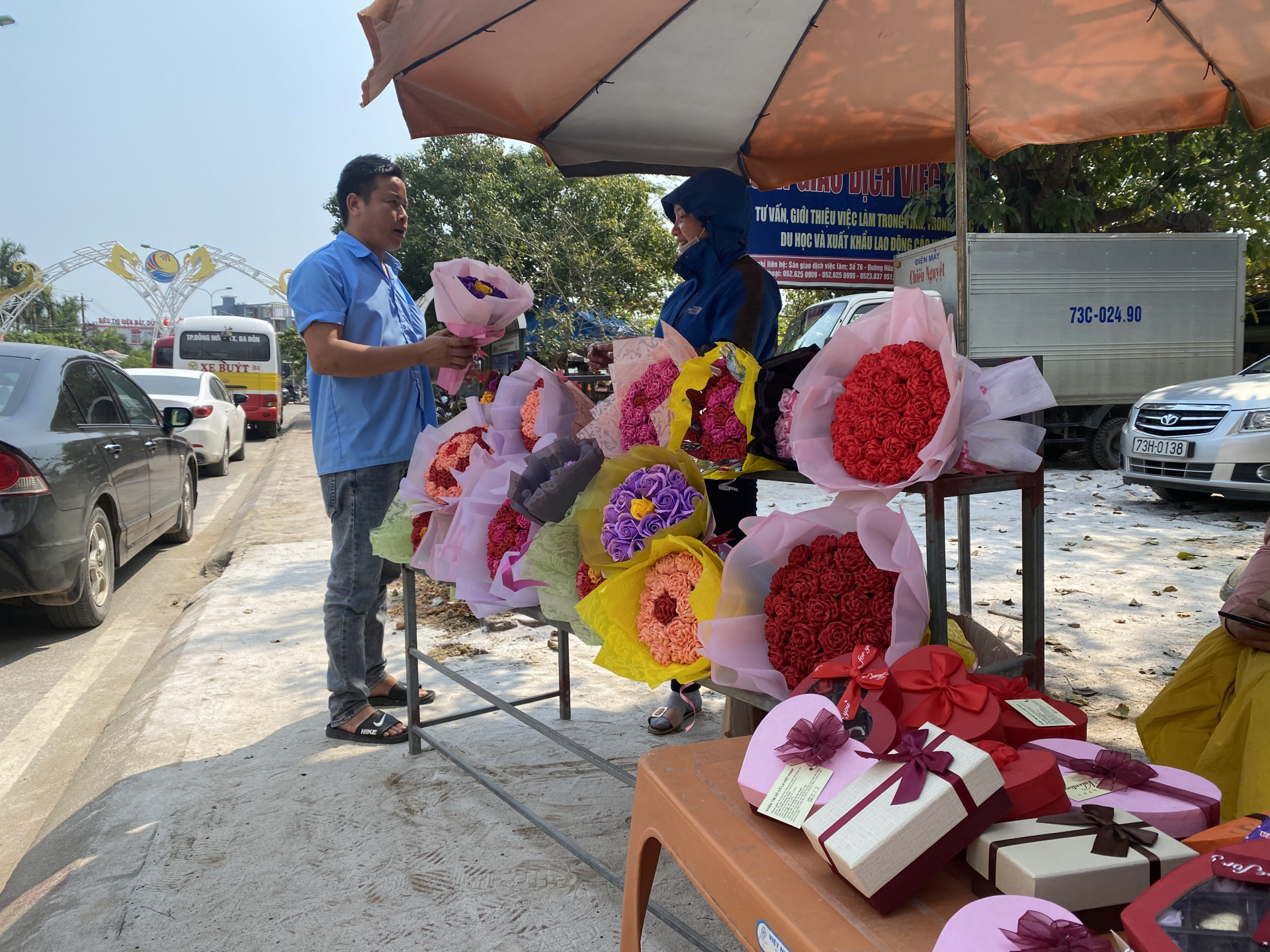 không chỉ có hoa tươi, mà các loại hoa khô, hoa sáp, hoa lụa cũng được rất nhều cánh mày râu săn đón.