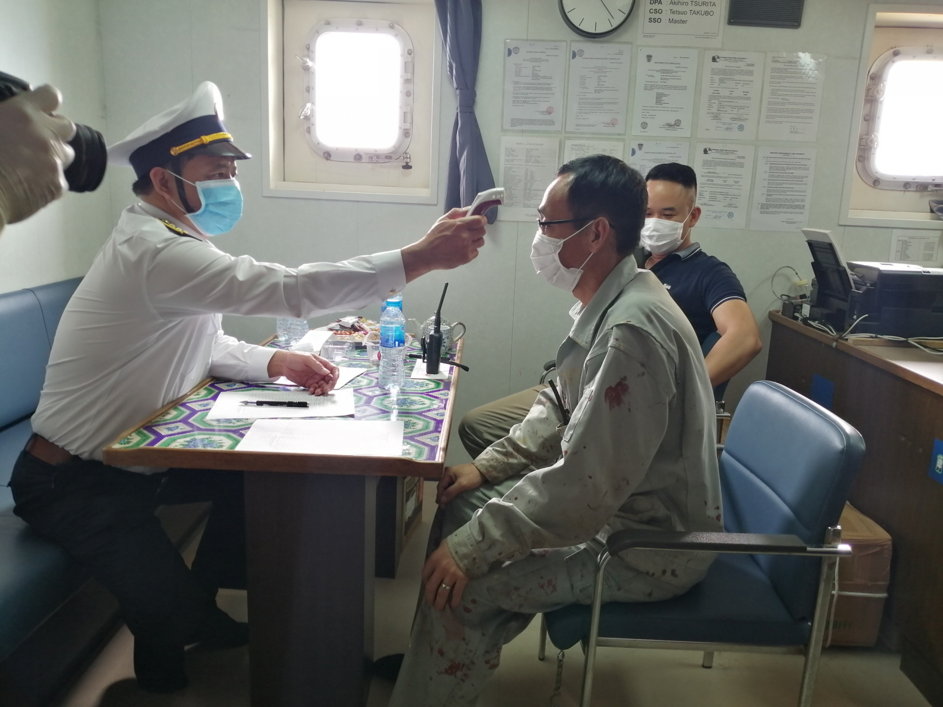Tiến hành đo thân nhiệt, kiểm tra sức khỏe, khai báo y tế nhập cảnh cho 10 thuyền viên trên tàu trước khi tiệp nhận.
