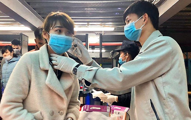Doanh nghiệp tại Vĩnh Phúc đo thân nhiệt, triển khai phòng, chống dịch Covid-19 (Ảnh minh họa: Đức Tùng).