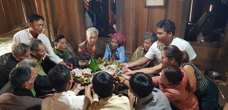 Nghi thức cầu hồn, cầu vía trong lễ buộc chỉ cổ tay của người Khùa. 