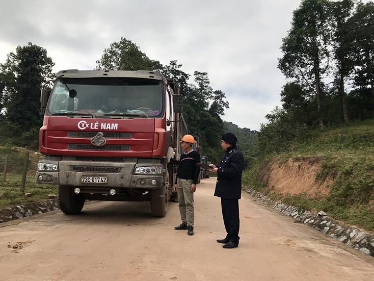  Công chức Chi cục Hải quan cửa khẩu Cà Roòng kiểm tra, giám sát hàng hóa, phương tiện thông quan qua cửa khẩu. 