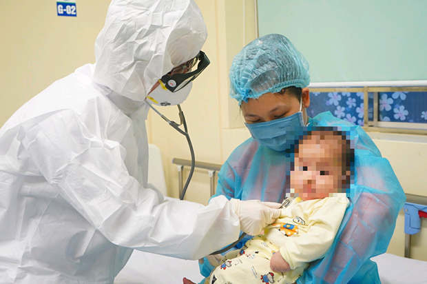  Bác sỹ khám cho bé N.G.L. (Nguồn: Bộ Y tế)