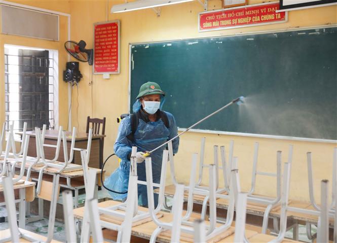  Trường THCS Lương Thế Vinh (Hà Nội) hoàn thành phun thuốc khử khuẩn lần thứ tư kết hợp dọn dẹp, tổng vệ sinh toàn diện cơ sở vật chất trong ngày 22-2. Ảnh: Thanh Tùng/TTXVN