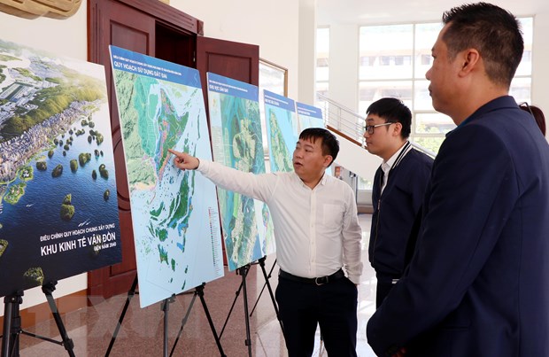 Người dân xem đồ án điều chỉnh quy hoạch chung xây dựng Khu kinh tế Vân Đồn đến năm 2040. (Ảnh: Văn Đức/TTXVN)