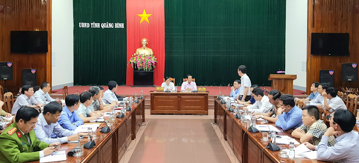 Các đại biểu thảo luận, đề xuất giải pháp tăng thu ngân sách năm 2020 tại buổi làm việc.