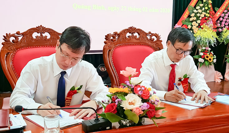 Lãnh đạo Cục Thuế và Công đoàn ngành Thuế tỉnh ký kết giao ước thi đua giai đoạn 2021-2025.