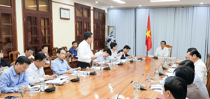 Các đại biểu thảo luận, đề xuất giải pháp nâng cao hiệu quả công tác phát triển quỹ đất.  