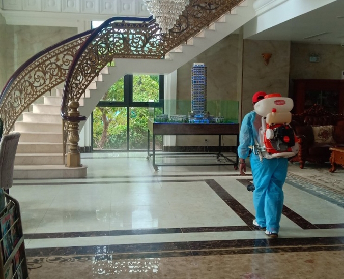 Cán bộ y tế tăng cường các biện pháp tiêu độc khử trùng phòng chống dịch bệnh.