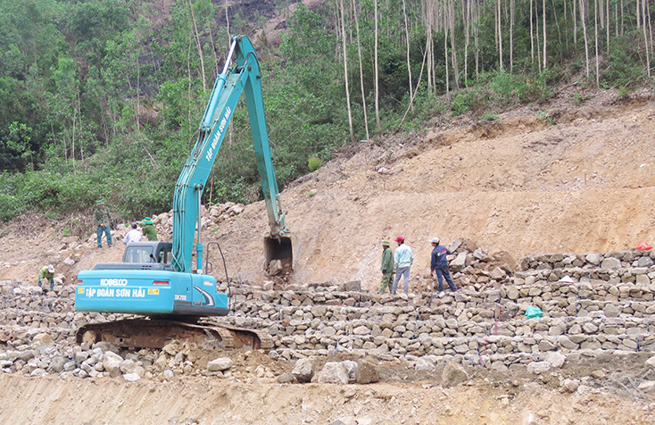  Đơn vị thi công đang hoàn tất việc kè rọ đá để chống xói lở, bảo vệ đất sản xuất cho bà con. 