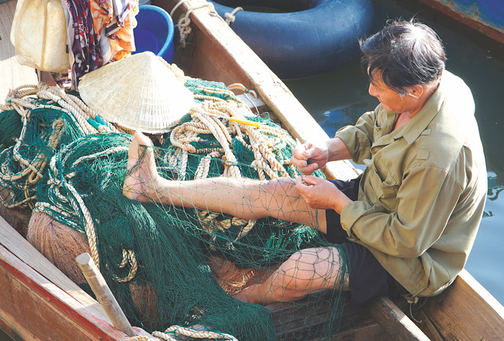 Vá lưới. Ảnh: Tiến Hành