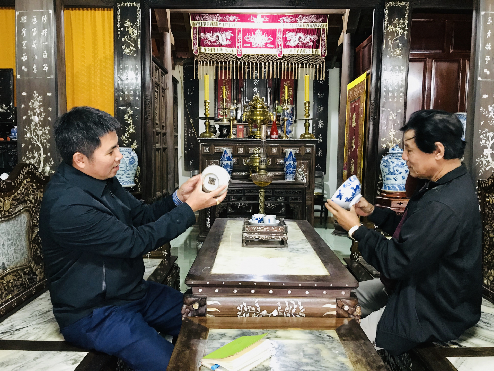 Để thẩm định đúng giá trị của một món cổ vật đòi hỏi người chơi phải có kiến thức về lịch sử, cảm quan nhạy bén. 