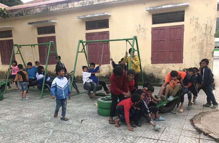  Các em nhỏ vui thích với sân chơi bằng vật liệu tái chế.