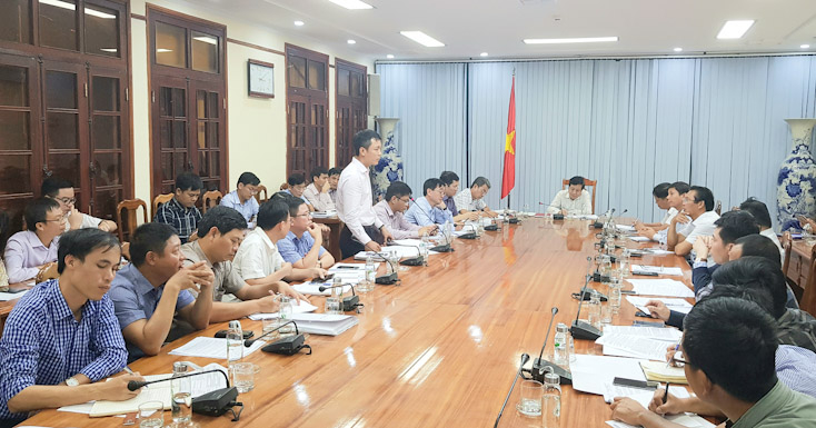 Đại diện lãnh đạo các sở, ngành phát biểu tại buổi đối thoại.