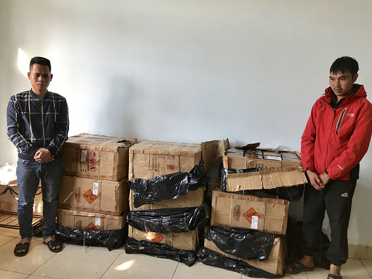 Các đối tượng cùng tang vật tại cơ quan công an.