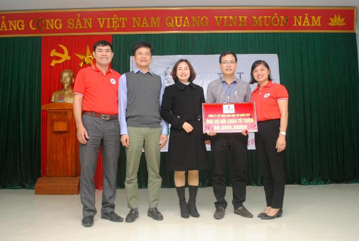 Đại diện Công ty cổ phần giáo dục Trí Nhân Tâm ủng hộ 30 triệu đồng cho chương trình  