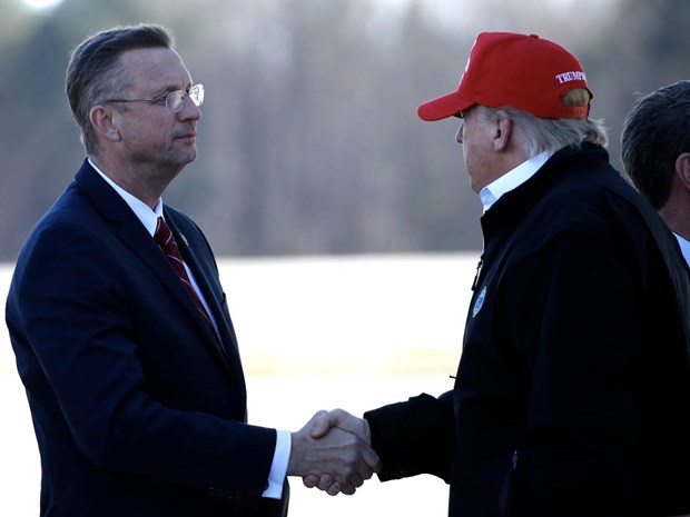 Nghị sỹ đảng Cộng hòa Doug Collins (trái) và Tổng thống Mỹ Donald Trump. (Ảnh: Business Insider)