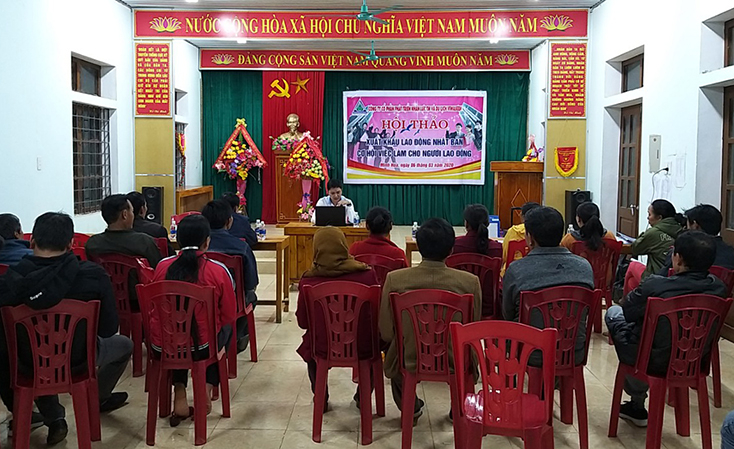 Người dân tham gia hội thảo về cơ hội việc làm ở Nhật Bản do Công ty CP Phát triển nhân lực, Thương mại và Dịch vụ VIWASEEN phối hợp với UBND xã Xuân Hóa tổ chức. 