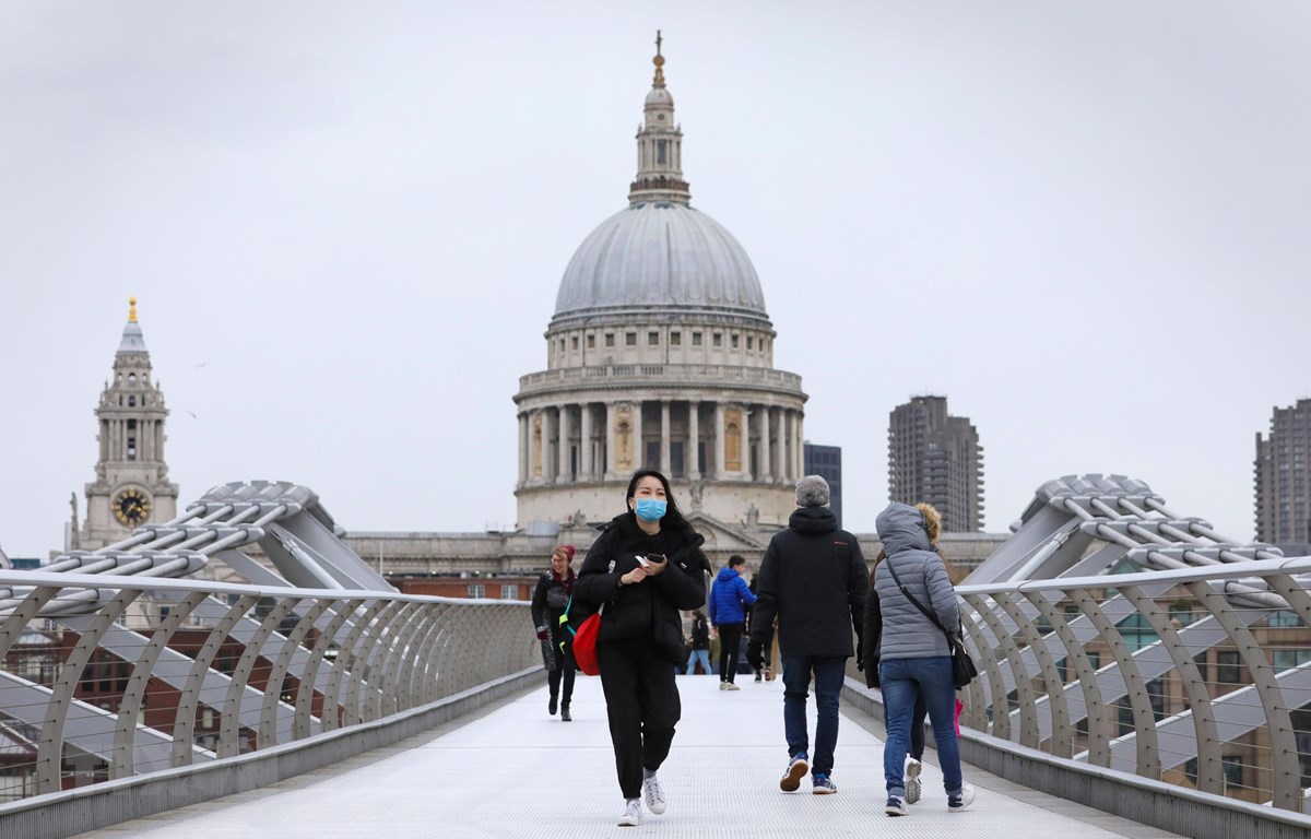 Người dân đeo khẩu trang phòng lây nhiễm COVID-19 tại London, Anh, ngày 9-3-2020. (Nguồn: THX/TTXVN)