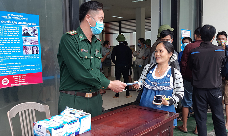  Đồn BP CKQT Cha Lo cung cấp thức ăn, đồ uống và khẩu trang động viên nhân dân vượt qua khó khăn