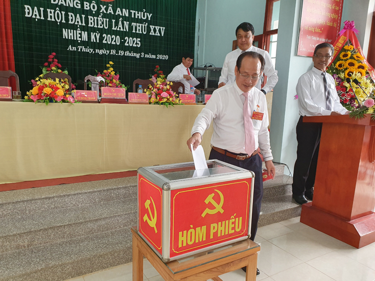 Các đại biểu bỏ phiếu bầu Ban chấp hành