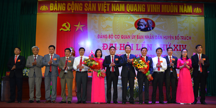 Lãnh đạo huyện Bố Trạch tặng hoa chúc mừng Ban Chấp hành Đảng bộ cơ quan UBND huyện Bố Trạch khóa XIV, nhiệm kỳ 2020-2025.