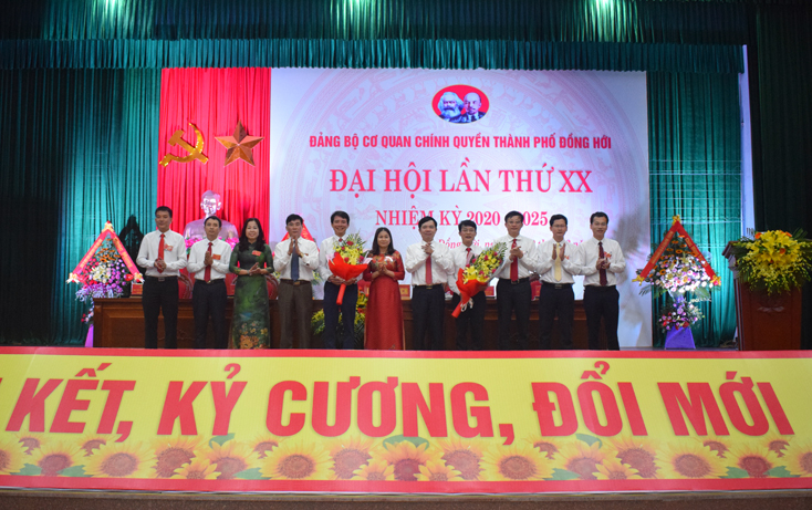 Các đồng chí Thường trực Thành ủy Đồng Hới tặng hoa chúc mừng BCH Đảng bộ Cơ quan chính quyền TP. Đồng Hới khóa XX, nhiệm kỳ 2020-2025