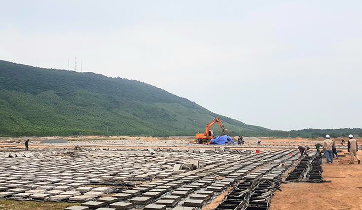  Các đơn vị tập trung đổ bê tông cấu kiện đúc sẵn thi công gói thầu kênh hoàn trả. 
