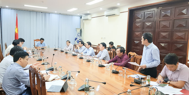 Đại diện lãnh đạo các sở, ngành phát biểu bàn phương án xây dựng cầu Nhật Lệ 3.
