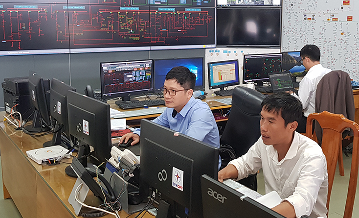 Vũ Hoài Nam (đeo kính) và các đồng nghiệp theo dõi Hệ thống kiểm soát và thu thập dữ liệu (SCADA). 