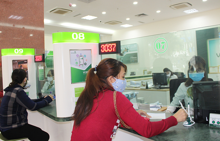 Việc đeo khẩu trang được thực hiện nghiêm túc tại các điểm giao dịch của Ngân hàng Vietcombank chi nhánh Quảng Bình. 